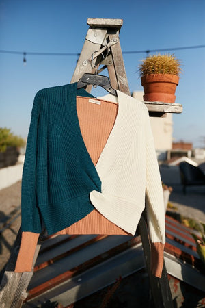 Autumn Twist Color Block V Neck Sweater (Burgundy)